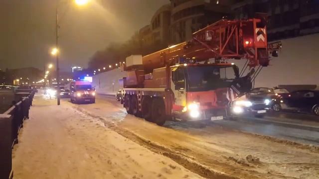 Девушка на машине упала в Москва реку Извлечение авто из реки смотреть онлайн