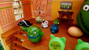 Видео с Энгри Бердс: роботы играют против свиней