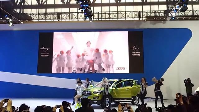 Momo Wu 공연 하이마(HAIMA) S5 베이징 모터쇼 - 2014.04.20 смотреть онлайн