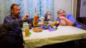 Самый красивый мужчина готовит райский вкусный пирог и вкушает его на кухне делясь вкусом его