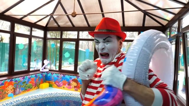 Смешные видео куклы - БЕБИ БОН играет в Бассейне! - Весёлые игры одевалки для девочек с Baby Born смотреть онлайн