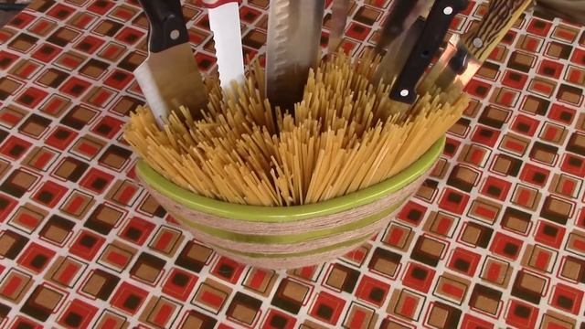 Easy DIY Spaghetti Knife Holder - Kitchen hack смотреть онлайн