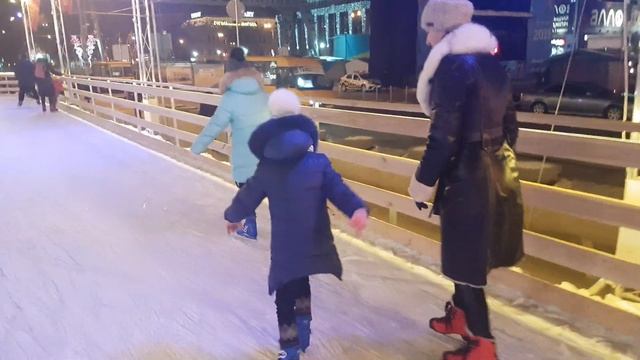 Катаемся на коньках в Днепре смотреть онлайн