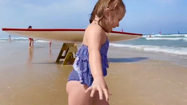 Алиса отдыхает на море!