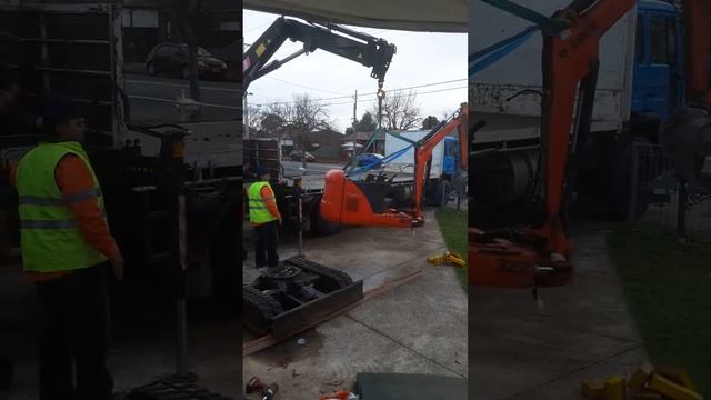 Mini Excavator - Bobcat 322, Swing motor and swing bearing repair смотреть онлайн