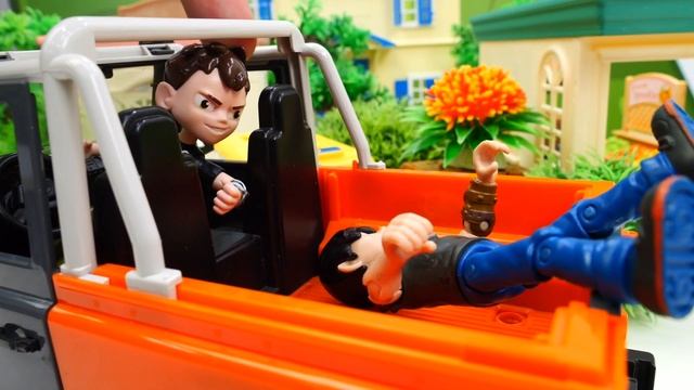 БЕН 10 и опасный прыжок через трамплин! Игры в больничку в видео для мальчиков про машинки смотреть онлайн