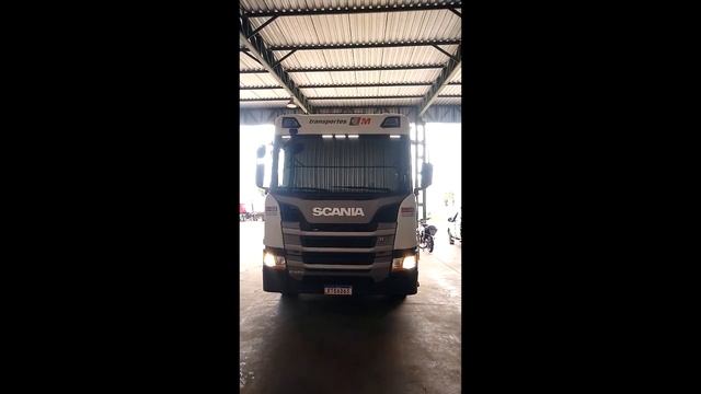 Testes da iluminação frontal do Novo - Scania G450 смотреть онлайн