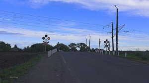 RailWay. Russian railroad crossing. Freight train in Polevoe village / Электровоз с полувагонами