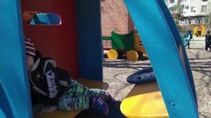 Дети в детском саду на прогулке