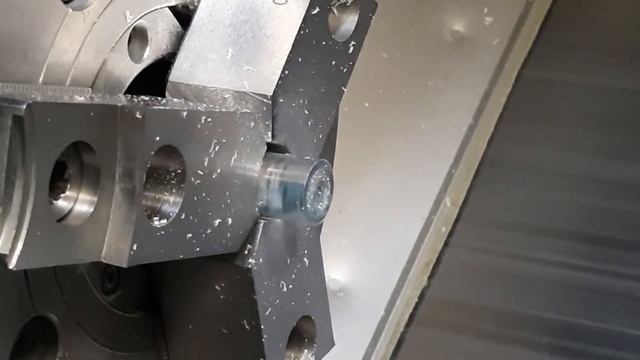 Изготавливаю винт из поликарбоната пк-3 токарном на станке с ЧПУ смотреть онлайн