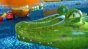 Купаем Беби Бон в бассейне с надувными игрушками - Видео для девочек - Игры в куклы Как мама