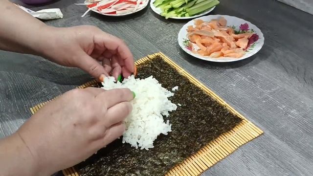РОЛЛЫ ИЛИ СУШИ-РОЛЛЫ В ДОМАШНИХ УСЛОВИЯХ.КЛАССИЧЕСКИЙ РЕЦЕПТ ПРОСТОЙ ЛЕТНИЙ И СВЕЖИЙ ВКУС. смотреть онлайн