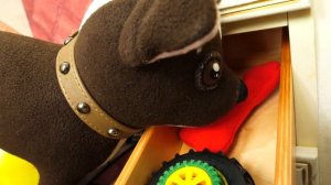 Съедобное несъедобное - игры для детей Как мама. Грузовичок Лева в видео про кинетический песок