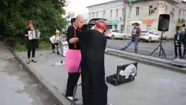Полет куклы в космос. Театр имени Которого Нельзя Называть в Туле. Театральный дворик 2017. смотреть онлайн