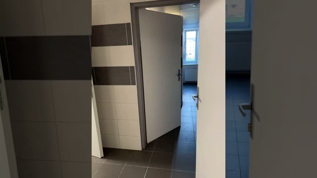 Юля проводить екскурсію студентським гуртожитком в м. Кошице смотреть онлайн