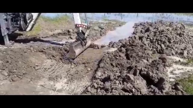 ✅CREANDO ARROYO ARTIFICIAL PARA DRENAJE DE AGUAS PLUVIALES ESTANCADAS CON RETROEXCAVADORA TEREX 820 смотреть онлайн