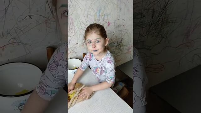 Ляля готовит Папе картошку!