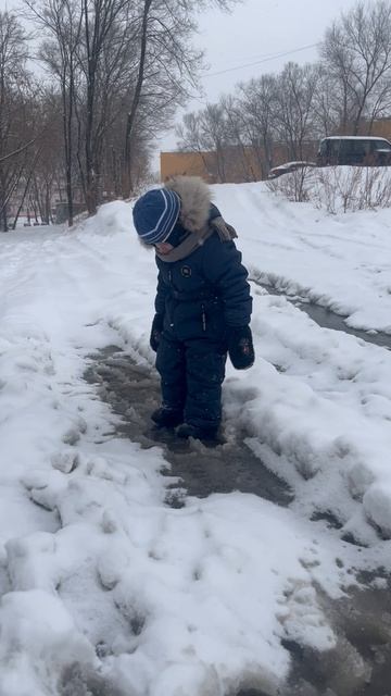 Володя ходит по лужам среди снега смотреть онлайн