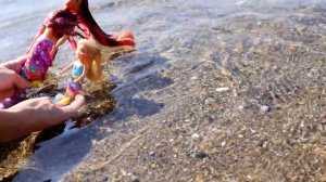 Кукла Барби русалка в море - Видео для детей