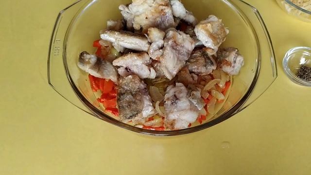 МИНТАЙ, ЗАПЕЧЕННЫЙ В ДУХОВКЕ С ЛУКОМ, МОРКОВЬЮ И СЫРОМ. POLLOCK WITH CHEESE BAKED IN THE OVEN.