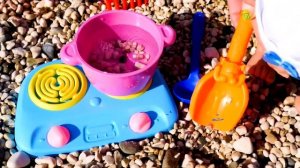 Видео игрушки - Кукла БЕБИ Анабель готовит суп и кормит уточку! - Весёлые игры для детей Как Мама