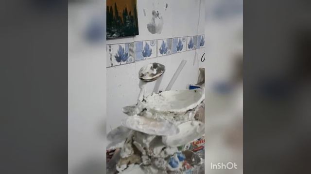 Water fountain with shells and white cement. смотреть онлайн