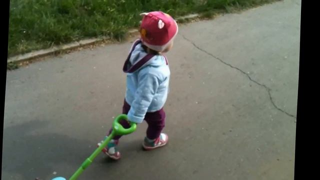 Анютка грається каталкою Cotoons Zoom Anya played toy Сotoons Zoom смотреть онлайн