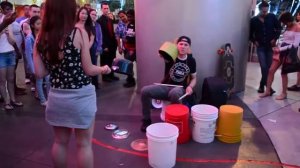 Барабанщик играет на ведрах