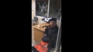Охранник испугался стука