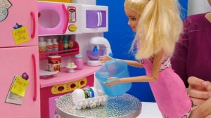 Кукла Барби готовит на кулинарный конкурс! Игра Барби на игрушечной кухне! Видео про игры в готовку