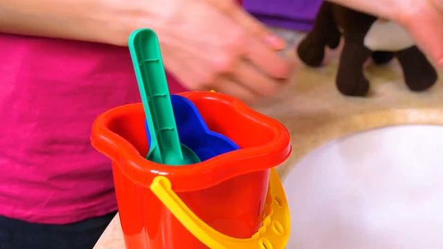 Видео для детей Как Мама. Моем игрушки собачки Шоколадки! Игры с кинетическим песком смотреть онлайн