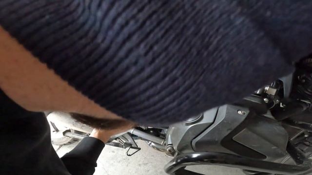 How to Remove Battery Cover on BMW R1250GS | Battery Install | Battery Removal смотреть онлайн