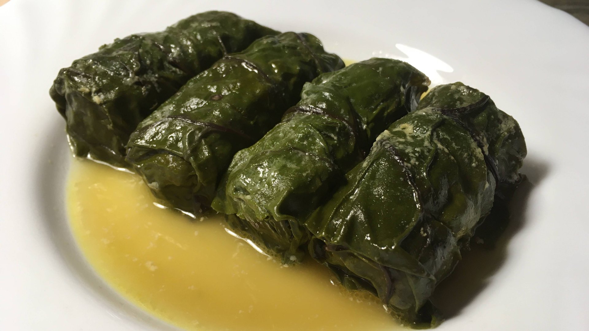 Голубцы в свекольных листьях со сметаной