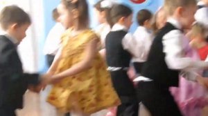 на 10 девчонок по статистике 9 ребят
