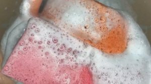АСМР Губки и мыльный яркий гель.  Много пены. ASMR Sponges and soap bright gel. A lot of foam.