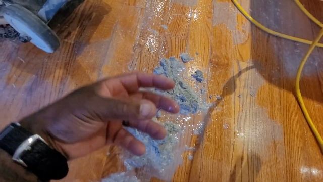Removing Rejuvenate floor finish from these hardwood floors and you must see the results🤯 смотреть онлайн