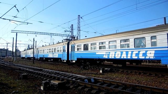 Электропоезд ЕР9м-503 с фирменным поездом №804. Electric ER9m-503 with brand train. смотреть онлайн