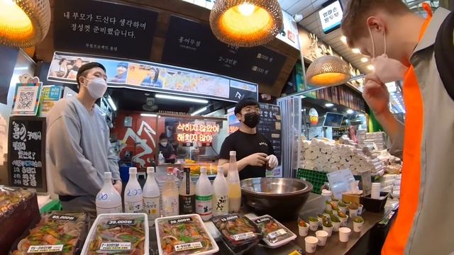 Koreans React to Polyglot Joking in Fluent Korean at a Korean Market in Seoul смотреть онлайн