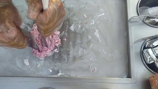 ролл мороженое из малина и киткат