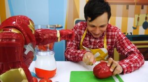 Железный человек играет на кухне. Видео для детей с игрушками