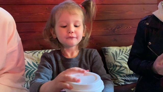 NIÑA DE 2 AÑOS DECIDE NUESTRO DÍA | DICIENDO SI A TODO | Yippee Family смотреть онлайн