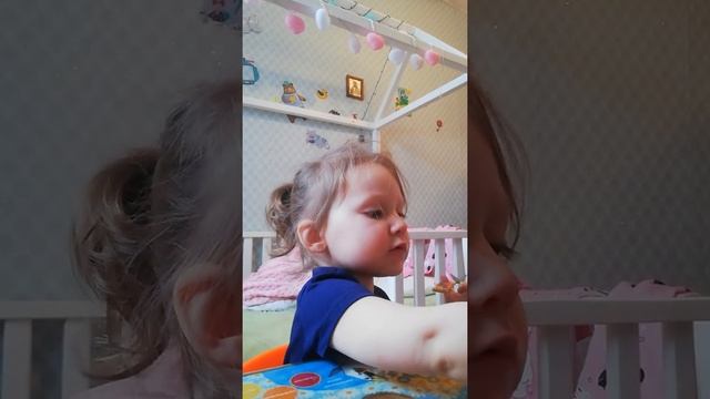 София первый раз учится резать ножницами ✂️ смотреть онлайн