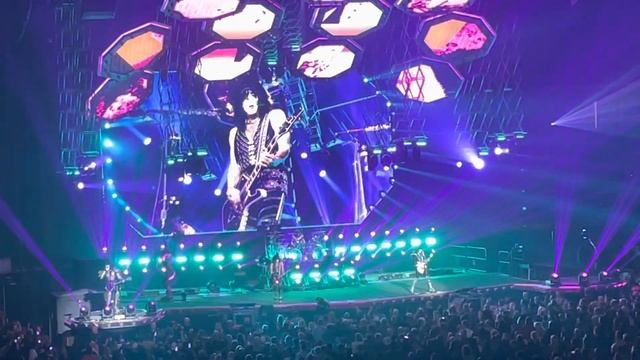 KISS - Tears are Falling смотреть онлайн