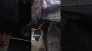 как открыть замок заднего сидения ваз