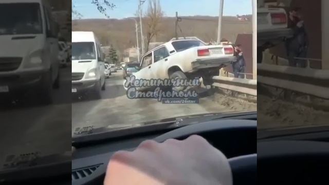 В Ставрополе «семёрка» залетела на ограждение смотреть онлайн