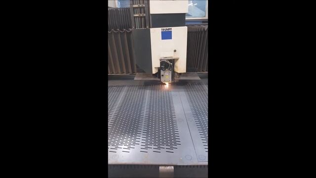 Детали из металла на заказ на лазерном ЧПУ станке Trumpf TCL 3050 (Сито для грохотов). Процесс резк смотреть онлайн