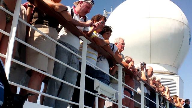 Costa Pacifica soccorre barcone con immigranti смотреть онлайн