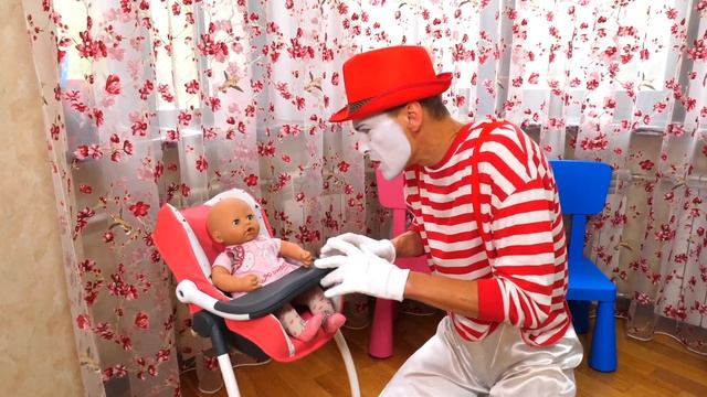 Весёлые игры. Кукла БЕБИ БОН собирает Пирамидку! Как Мама с Baby Born. Развивающие видео куклы смотреть онлайн