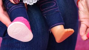 Кукла Эмили моется после прогулки и играет в Мир Левы! Видео для детей Как мама с Беби Бон