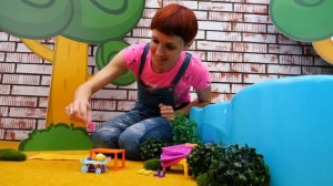 Маша Капуки и куклы Барби в бассейне - Видео для девочек.